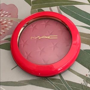 MAC magic dust powder in yum yum yum